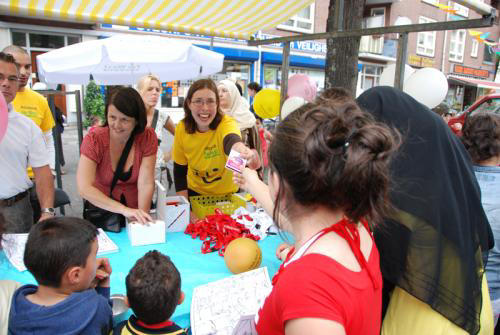 cathelijn en carin geven gratis spullen weeg.jpg